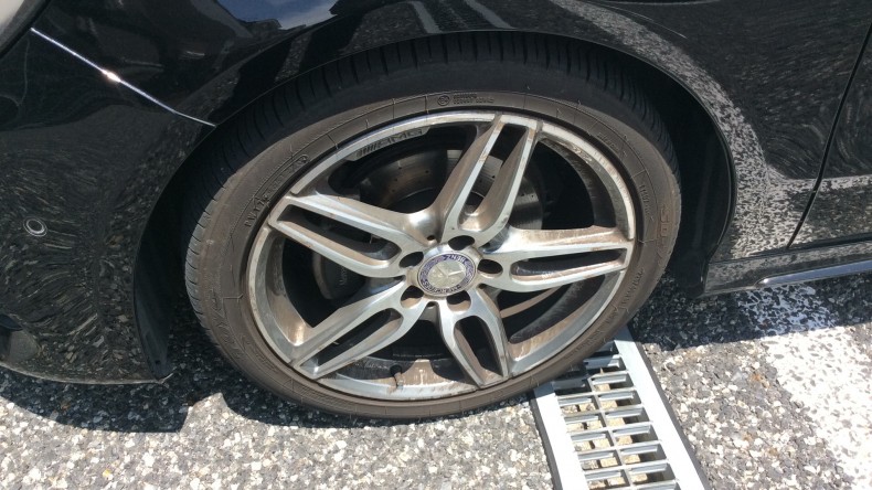 タイヤホイール前