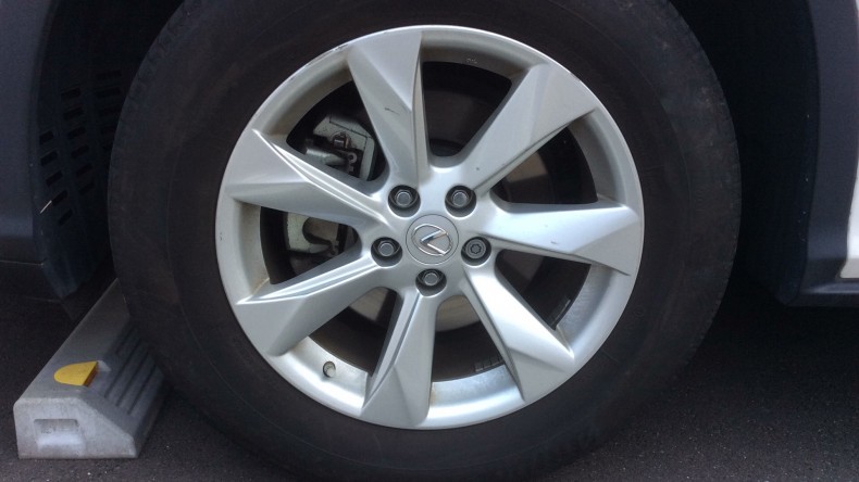 タイヤホイール前