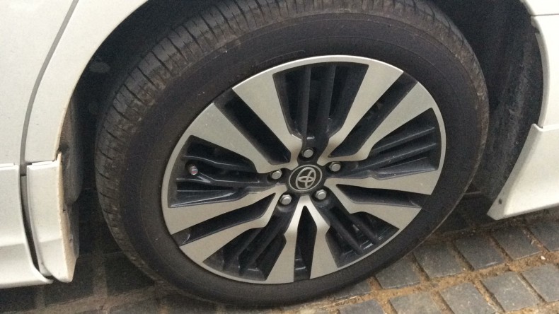 タイヤホイール前