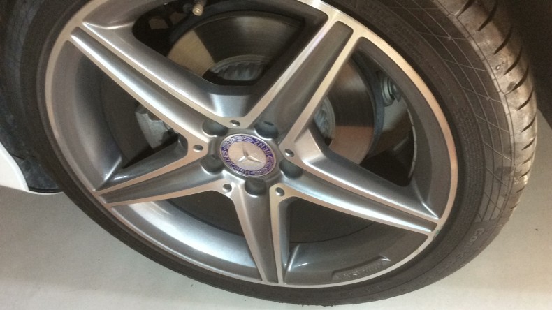 タイヤホイール前