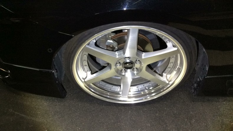 タイヤホイール前