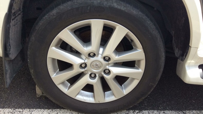 タイヤホイール前