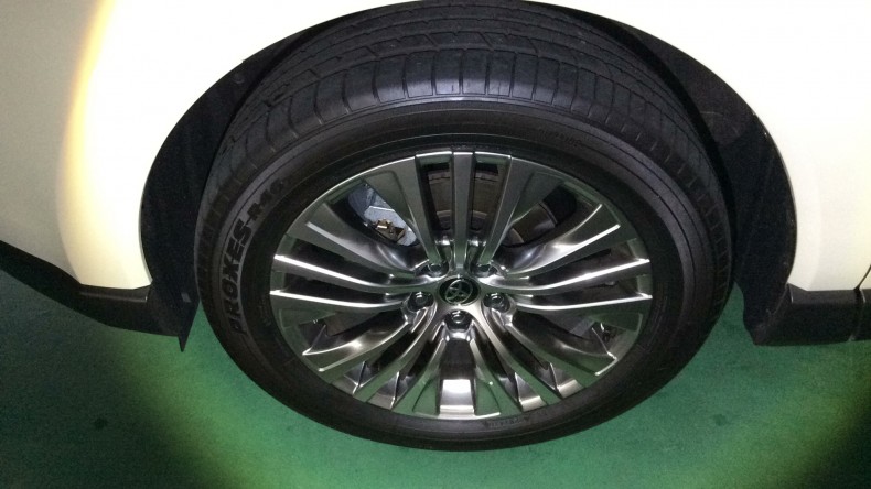 タイヤホイール前