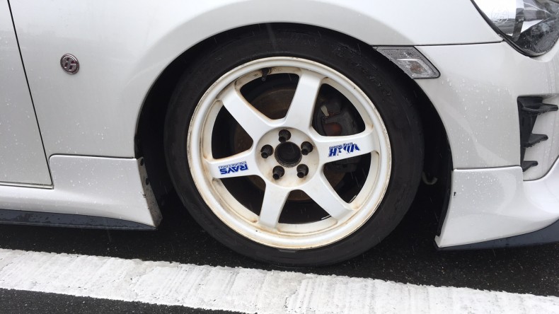 タイヤホイール前