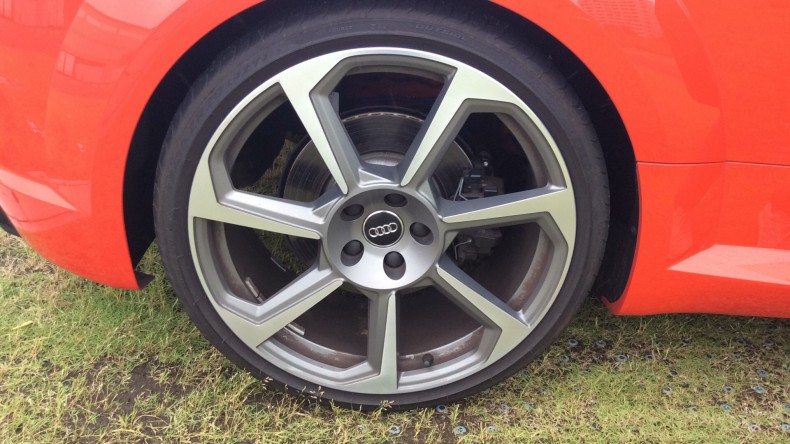 タイヤホイール前