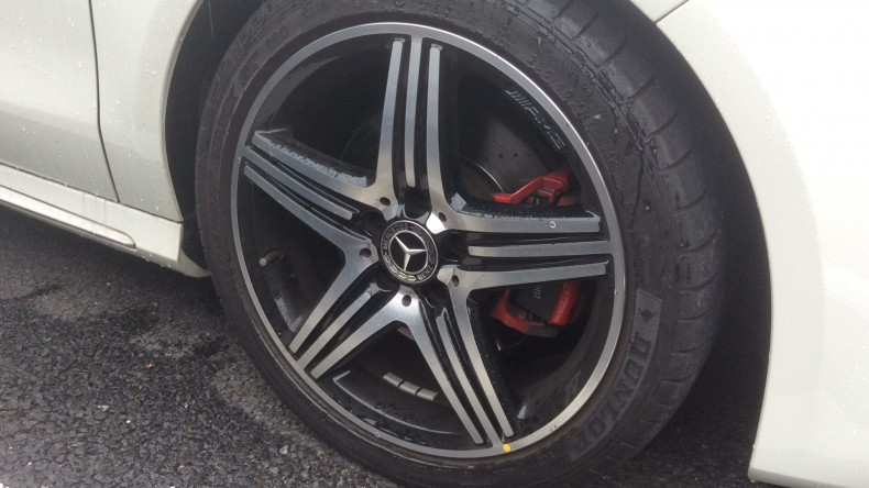 タイヤホイール前