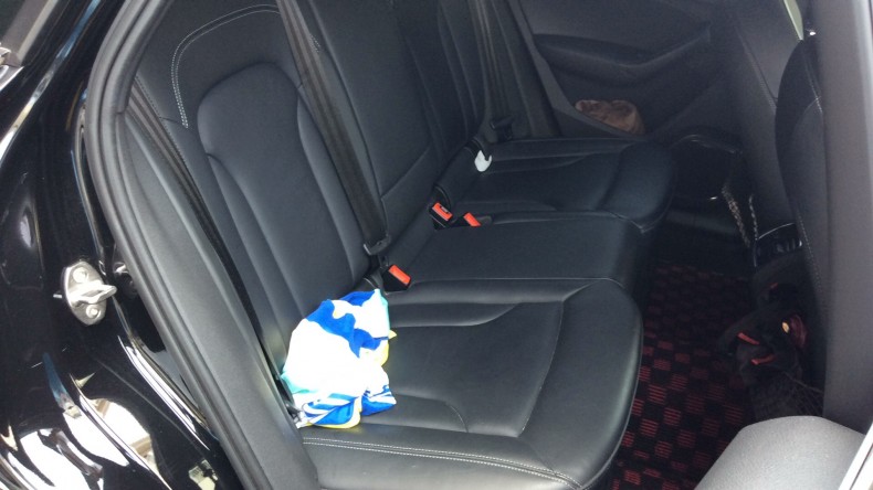 内装後方シート