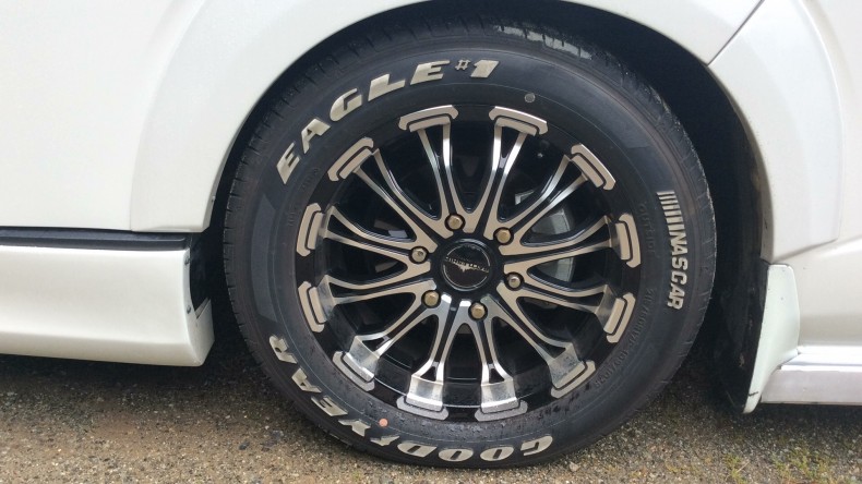 タイヤホイール前