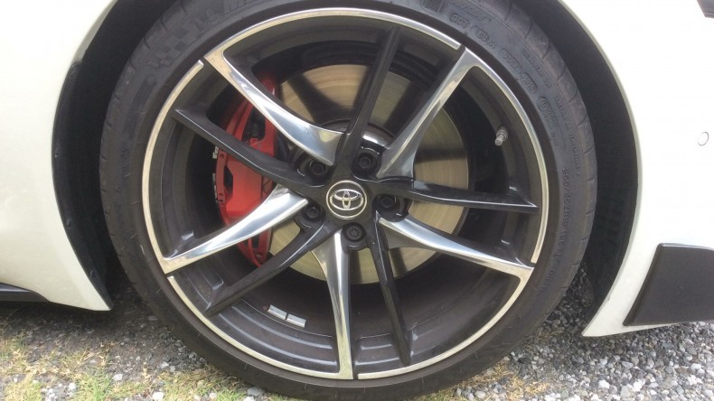 タイヤホイール前