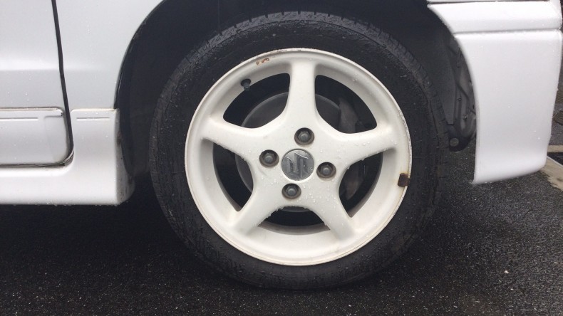 タイヤホイール前