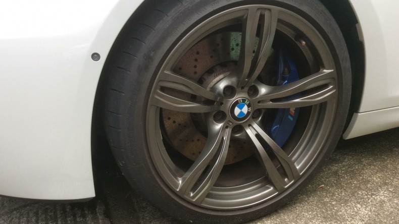 タイヤホイール前