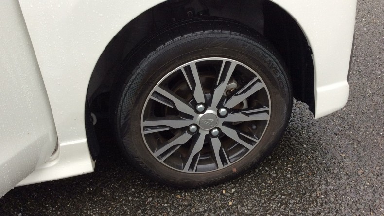 タイヤホイール前