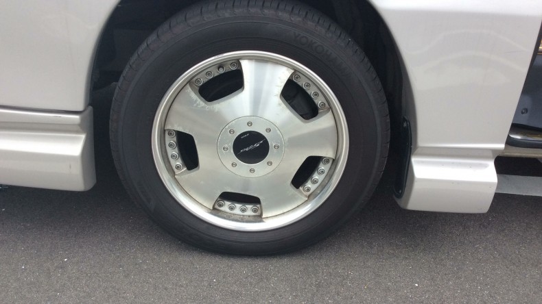 タイヤホイール前