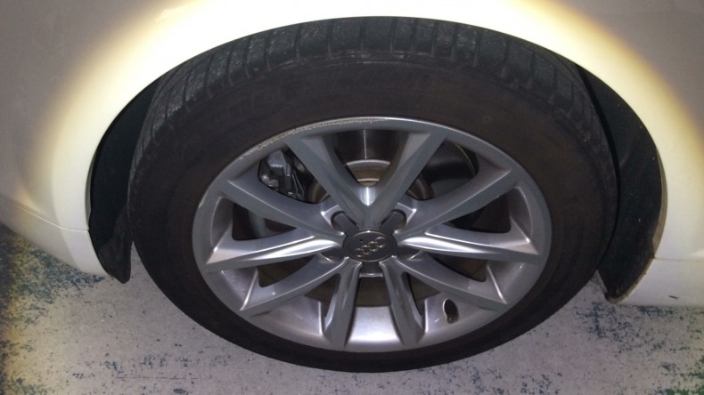 タイヤホイール前