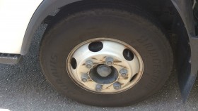 タイヤホイール前