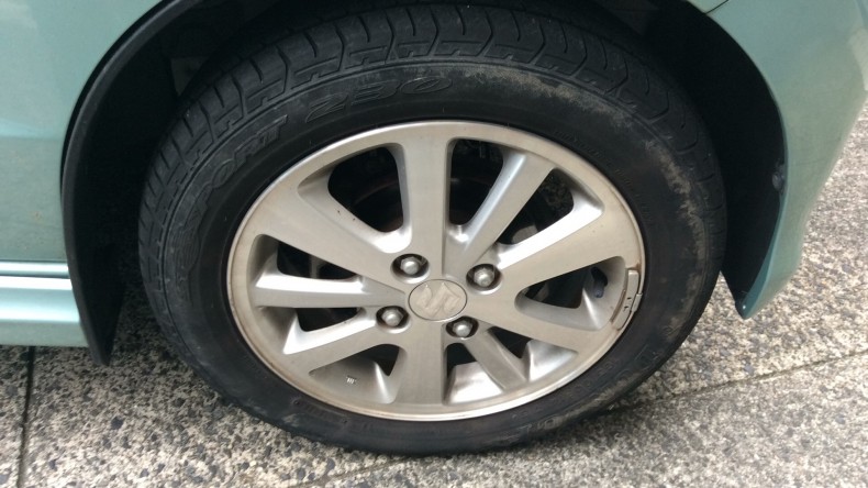 タイヤホイール前