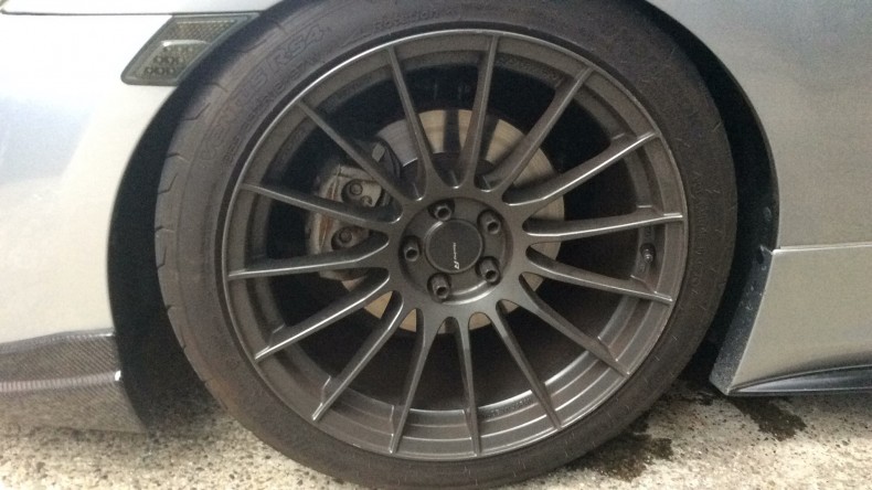 タイヤホイール前