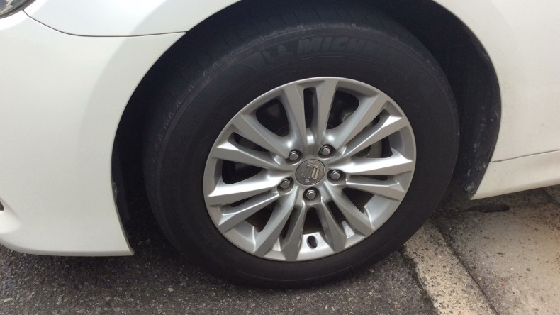 タイヤホイール前