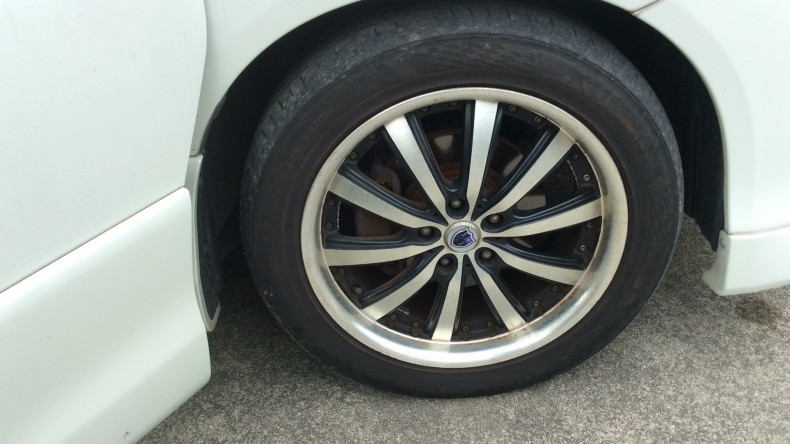 タイヤホイール前