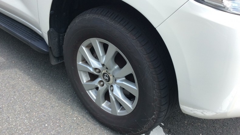 タイヤホイール前