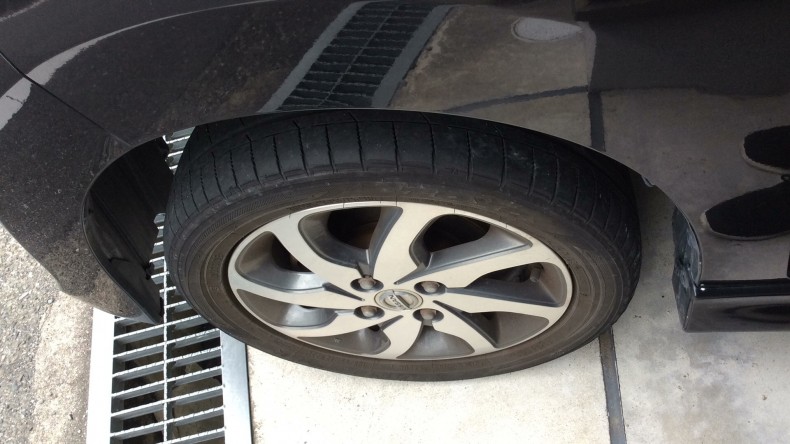 タイヤホイール前