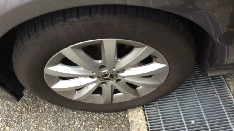 タイヤホイール前