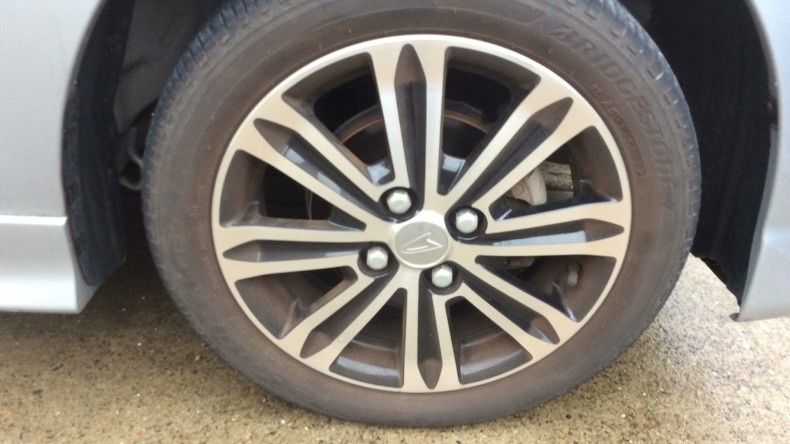 タイヤホイール前