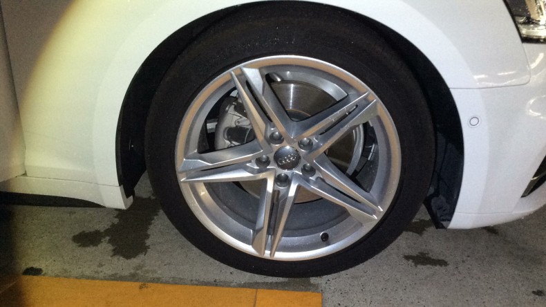 タイヤホイール前