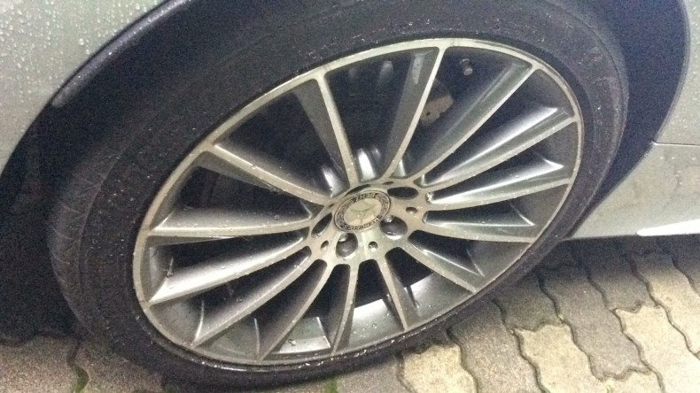 タイヤホイール前