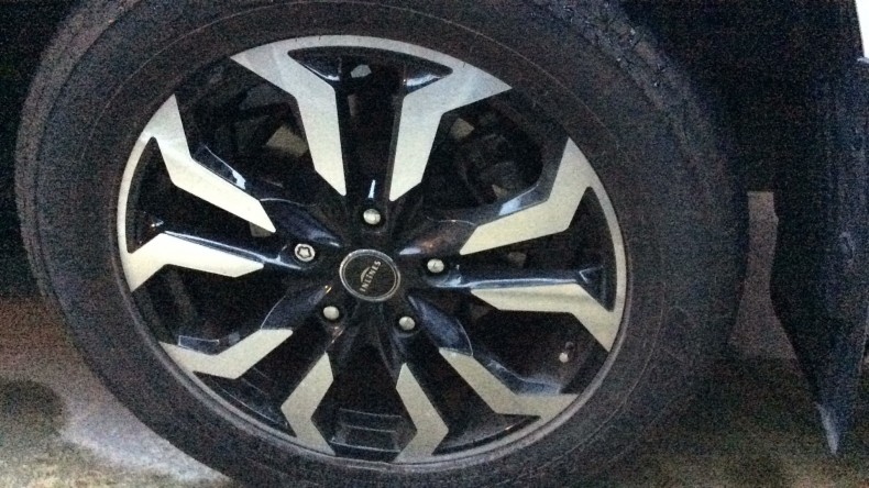 タイヤホイール前