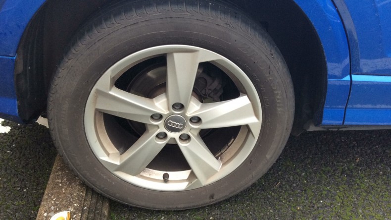 タイヤホイール前