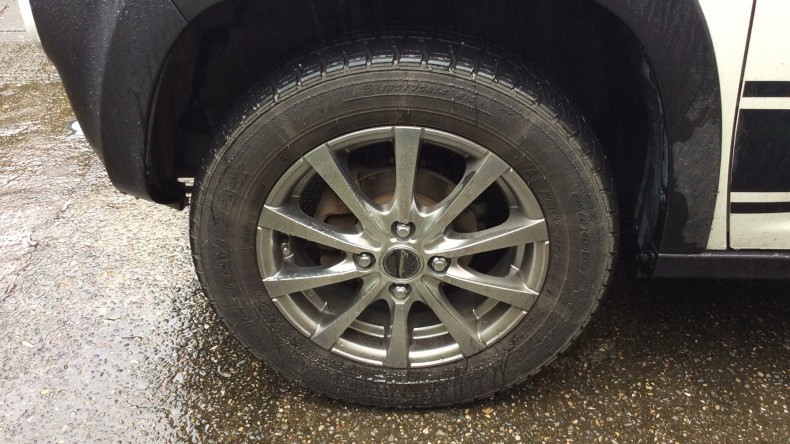 タイヤホイール前