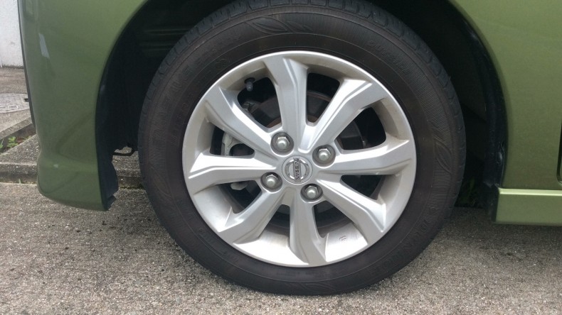 タイヤホイール前