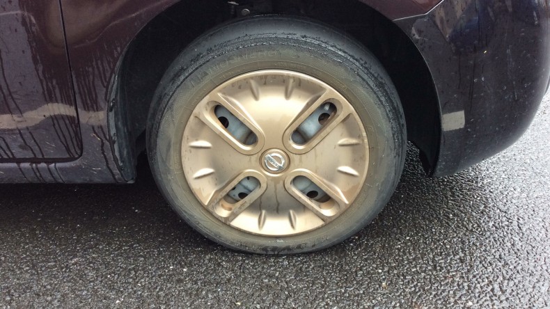 タイヤホイール前