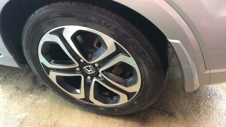 タイヤホイール前