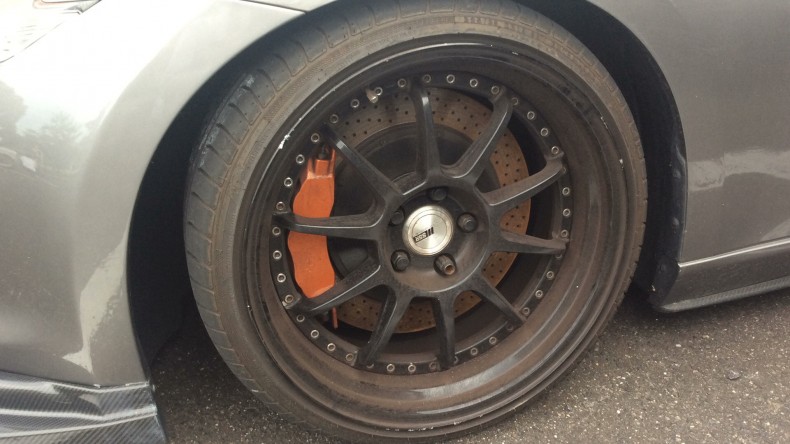 タイヤホイール前