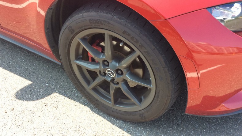 タイヤホイール前