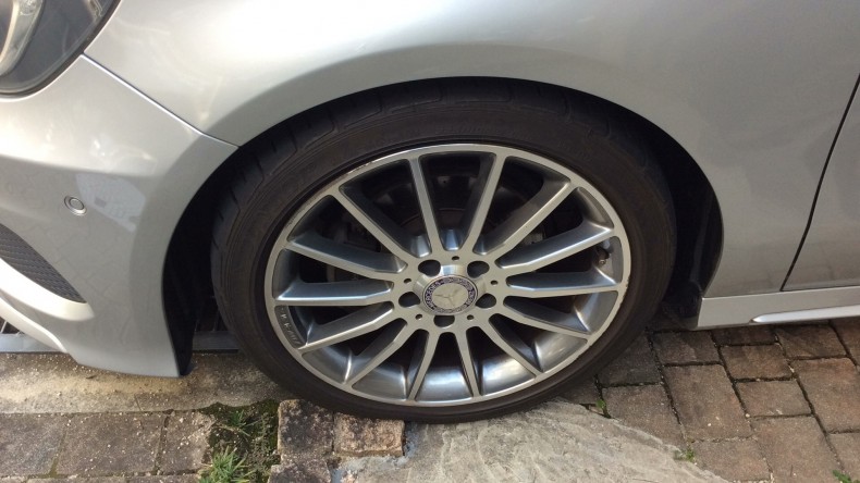 タイヤホイール前