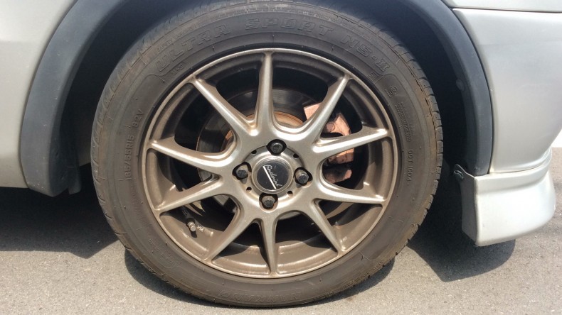 タイヤホイール前