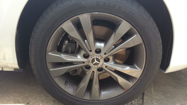 タイヤホイール前