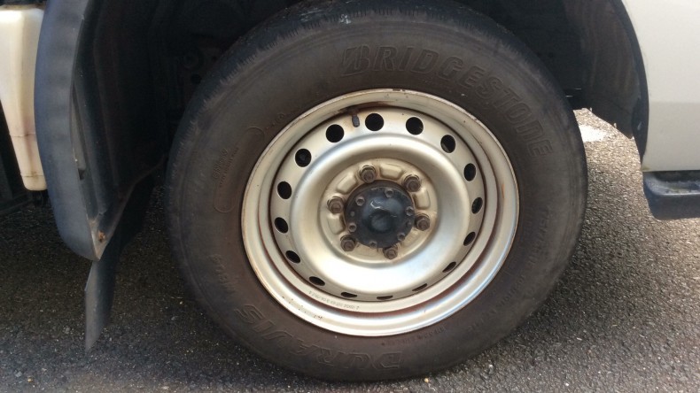 タイヤホイール前