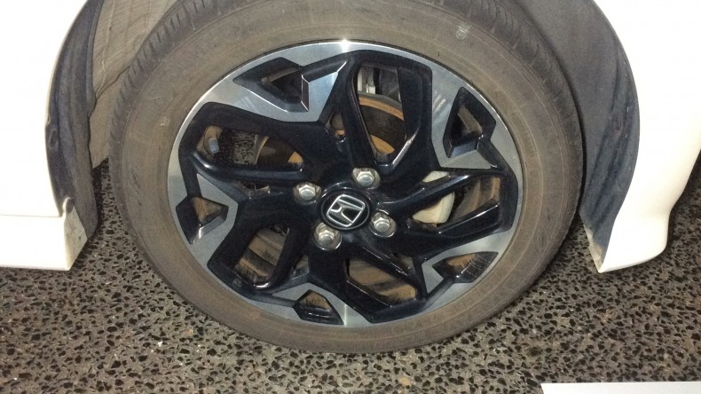 タイヤホイール前