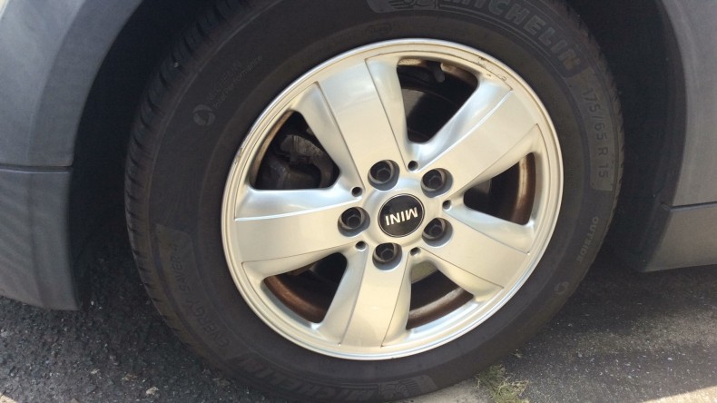 タイヤホイール前