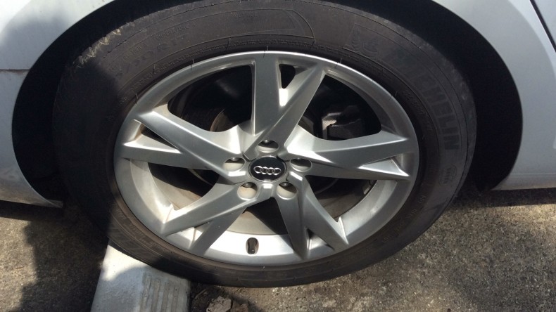 タイヤホイール前