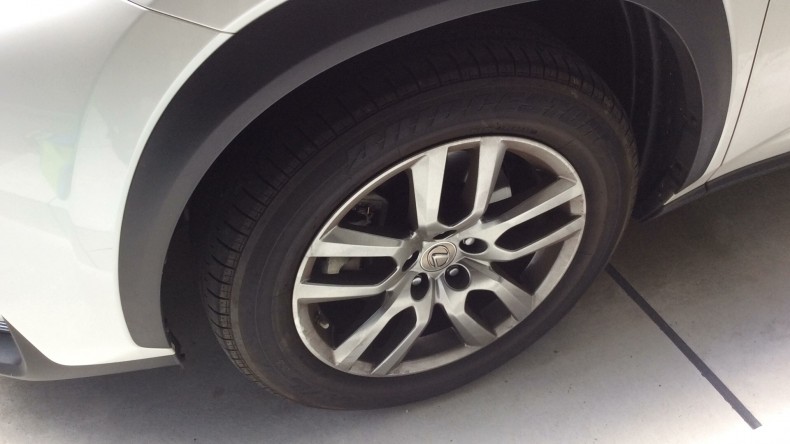 タイヤホイール前