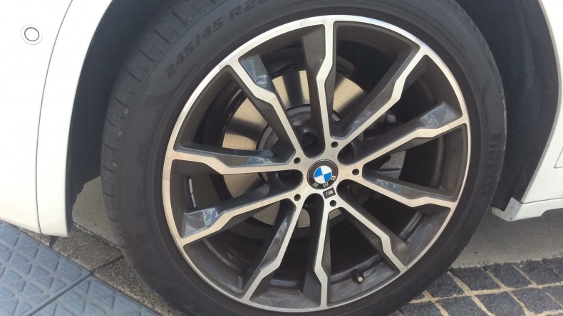 タイヤホイール前