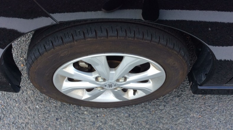 タイヤホイール前