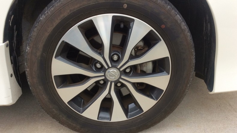 タイヤホイール前