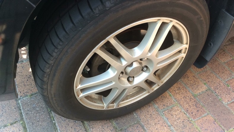 タイヤホイール前