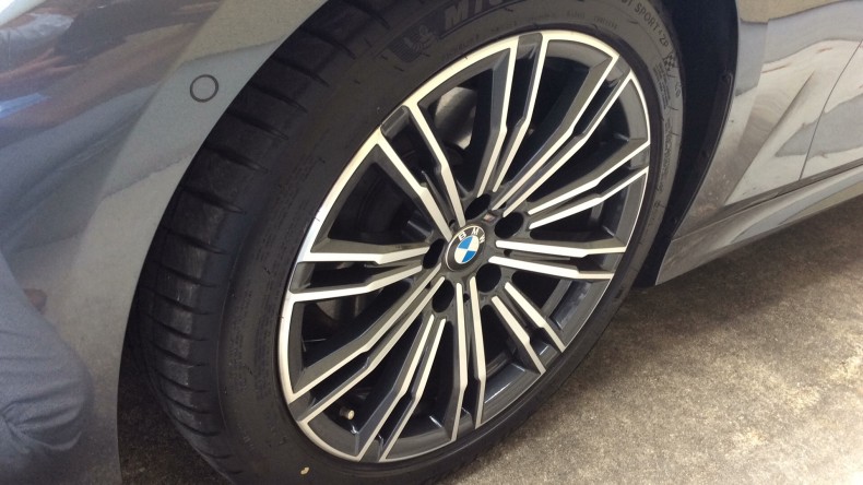 タイヤホイール前